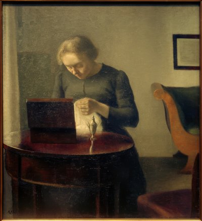 Mujer del artista en la mesa de costura de Vilhelm Hammershoi